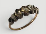 un gros plan d'une bague en or sertie de plusieurs pierres