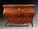 une commode ancienne avec des poignées en laiton et un plateau en bois