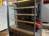 une grande vitrine comportant de nombreuses étagères