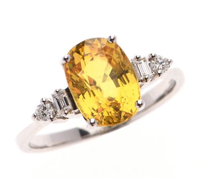 BAGUE en or gris 750 °/°° centrée d'un saphir jaune traité p…