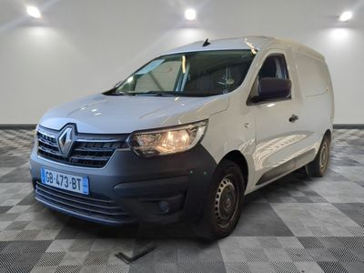 la camionnette blanche est garée sur le sol en damier d'une pièce