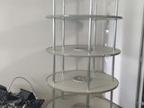 une photo d'une pièce avec une table et une vitrine