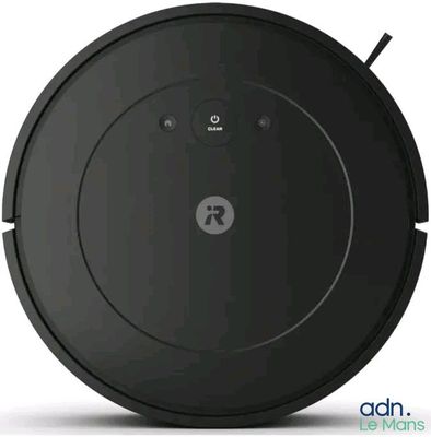 un aspirateur robot noir sur une surface blanche