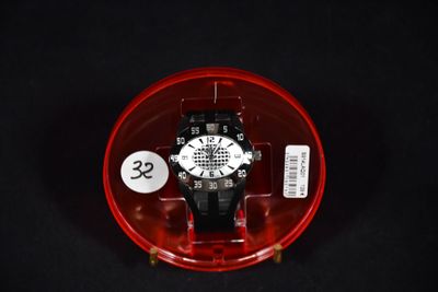 une montre dans un écrin rouge posée sur un fond noir