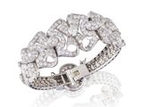 gros plan d'un bracelet en diamant sur fond blanc