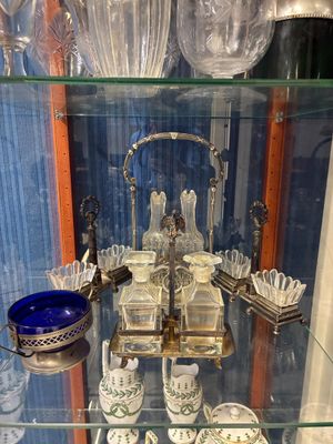 une vitrine en verre contenant de nombreux objets en verre