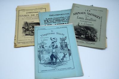 trois livres sont posés sur une table recouverte d'une nappe blanche