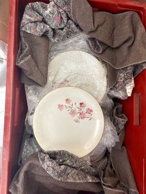 une boîte rouge contenant tout un tas d'assiettes