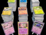 beaucoup de cartes empilées les unes sur les autres