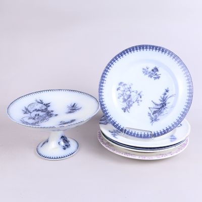 plusieurs assiettes et bols sont empilés les uns sur les autres