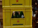 une caisse jaune contenant six bouteilles de bière