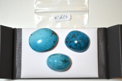 Un lot de 3 turquoises Kerman (Iran) d'un poids total de 146…