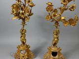 paire de chandeliers anciens plaqués or, ornés de fleurs et de feuilles