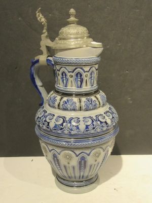 un vase bleu et blanc avec une anse sur une table