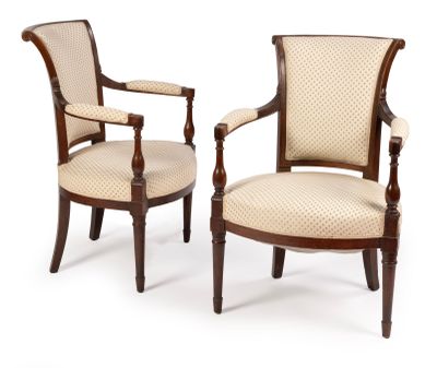 paire de fauteuils en acajou du début du XXe siècle, avec accoudoirs rembourrés