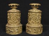 paire de vases anciens en laiton sur fond noir avec un fond noir