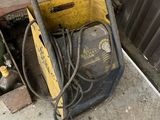 une machine jaune et noire garée sur le trottoir
