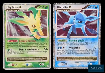 deux cartes Pokémon posées l'une à côté de l'autre sur une table