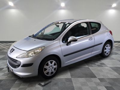 la photo d'une voiture argentée garée dans un garage