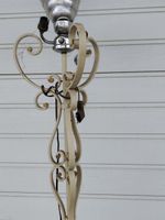 Lampadaire en fer laqué blanc orné de volutes reposant sur u… (photo 5)