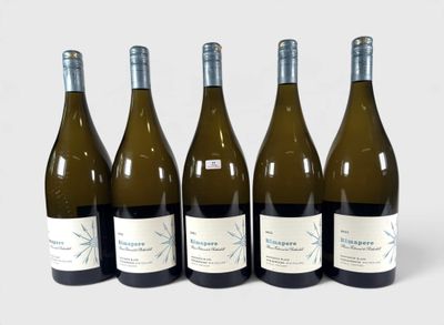 six bouteilles de vin sont alignées sur une surface blanche