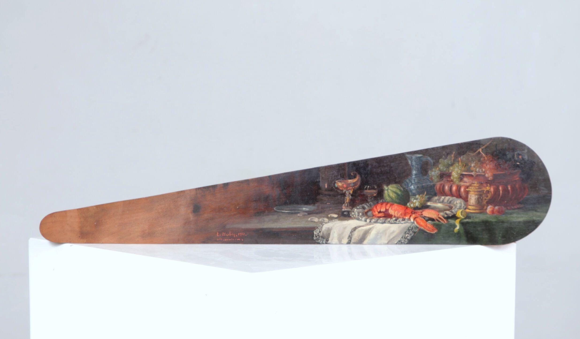 Eduard HUBERT-ANDORF (1877-1965), dans le goût de. Porte-cravate en bois à décor peint d'une nature morte au homard. ...