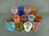 beaucoup de verres de différentes couleurs sur la table