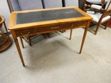 un petit bureau avec un plateau en verre et une chaise à l'arrière-plan