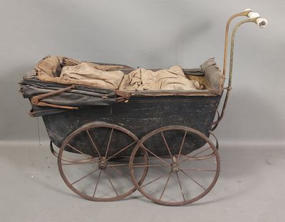un landau à l'ancienne avec un bébé dedans