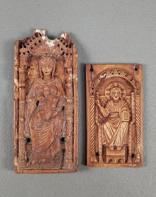 deux plaques en bois sculptées représentant Jésus et Marie