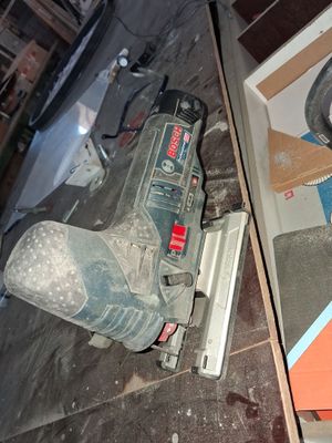 une boîte contenant une perceuse et un marteau