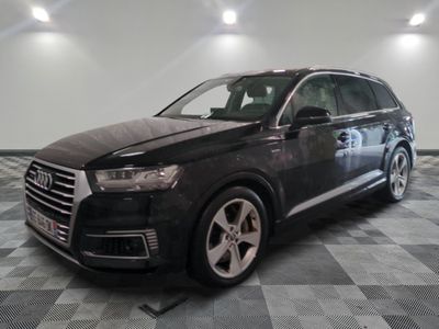 Le SUV Audi noir est garé dans une grande pièce.
