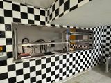 un plan de travail à carreaux noirs et blancs dans une cuisine