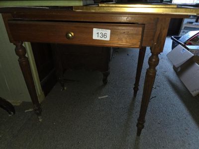 une petite table surmontée d'un tiroir