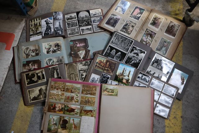 Lot de 7 albums de cartes postales divers (incomplets) et 3 album...