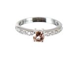 gros plan d'une bague en diamant sur fond blanc