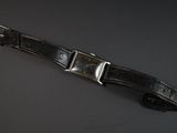 gros plan d'une montre sur une surface noire