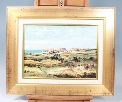 une peinture à l'huile représentant un paysage, posée sur un chevalet, avec une vue sur l'océan