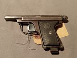 un pistolet posé sur une table avec une étiquette