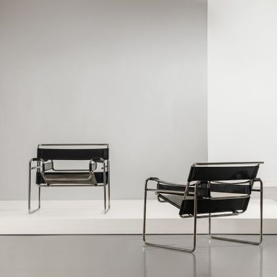 deux chaises noires posées sur un sol blanc