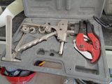 un jeu d'outils dans une mallette, comprenant une clé et une pince