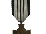 l'image d'une médaille ornée d'une croix