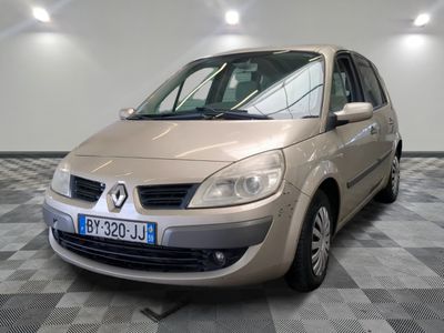la photo d'une voiture garée dans un garage