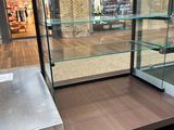 une vitrine en verre au milieu d'un magasin