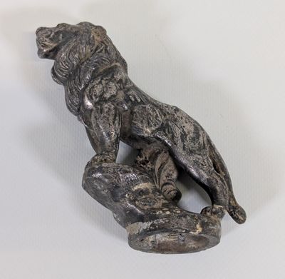 statue d'un lion posé sur un rocher, sur fond blanc