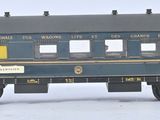 un wagon bleu et jaune qui se trouve sur les rails