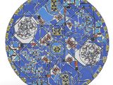 une assiette bleue et blanche ornée d'un motif