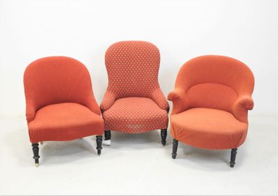 trois chaises orange alignées les unes à côté des autres sur un sol blanc