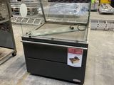 une vitrine avec un couvercle en verre dans un entrepôt