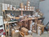 beaucoup de boîtes et de cartons sur les étagères de la pièce